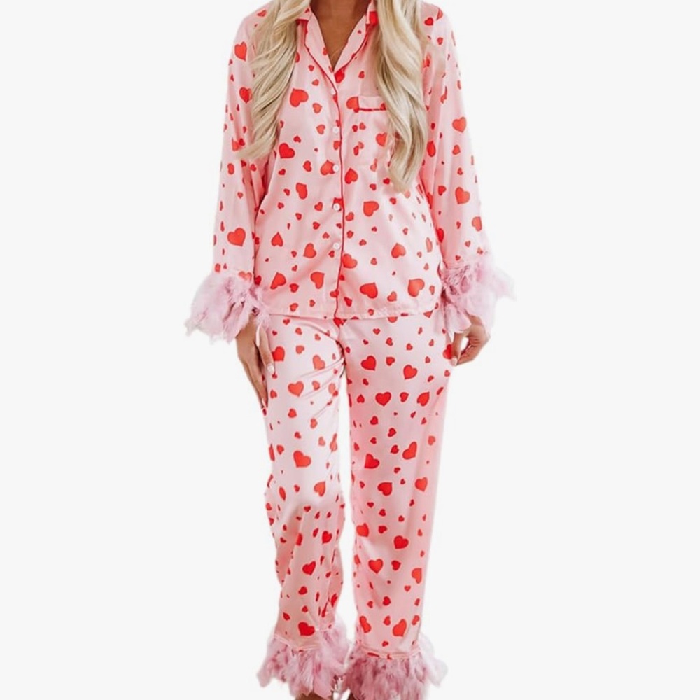 ❤️💗❤️NWT Heart Print Pajama Set with Feather Trim❤️💗❤️